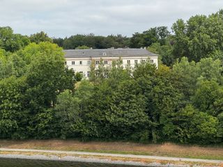 Manor house Gut Knoop behind trees