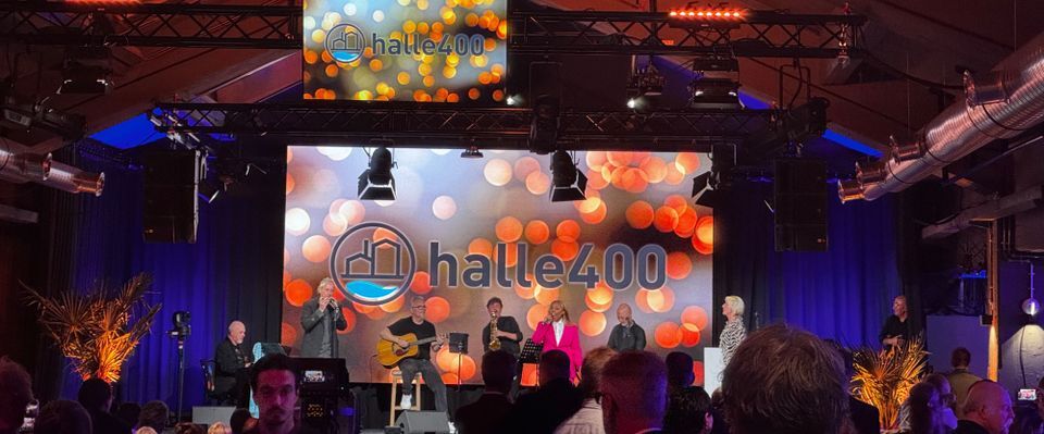 Stage in Halle 400 during an evening event
