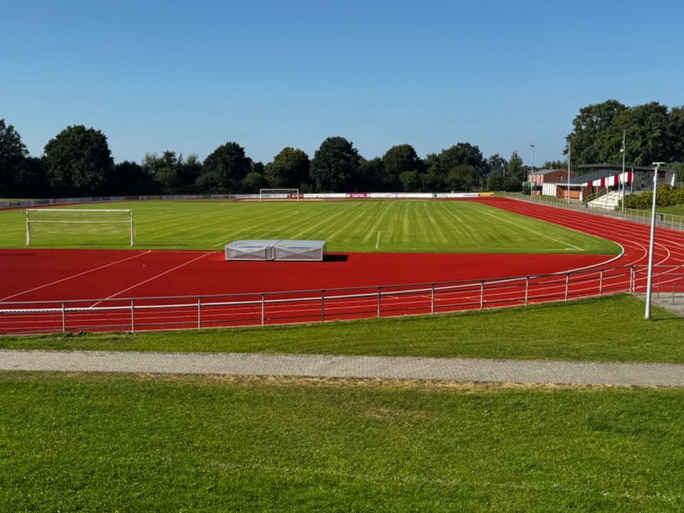 Sportpark Gettorf: grass pitch with running track
